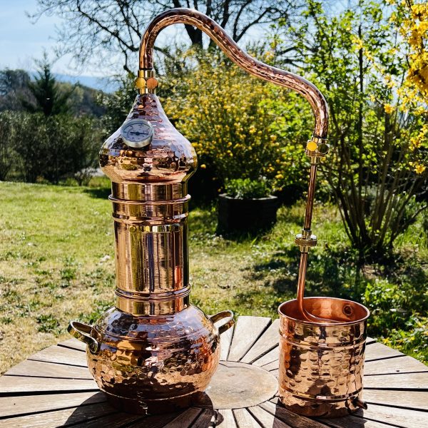 destilación artesanal con alambique de cobre